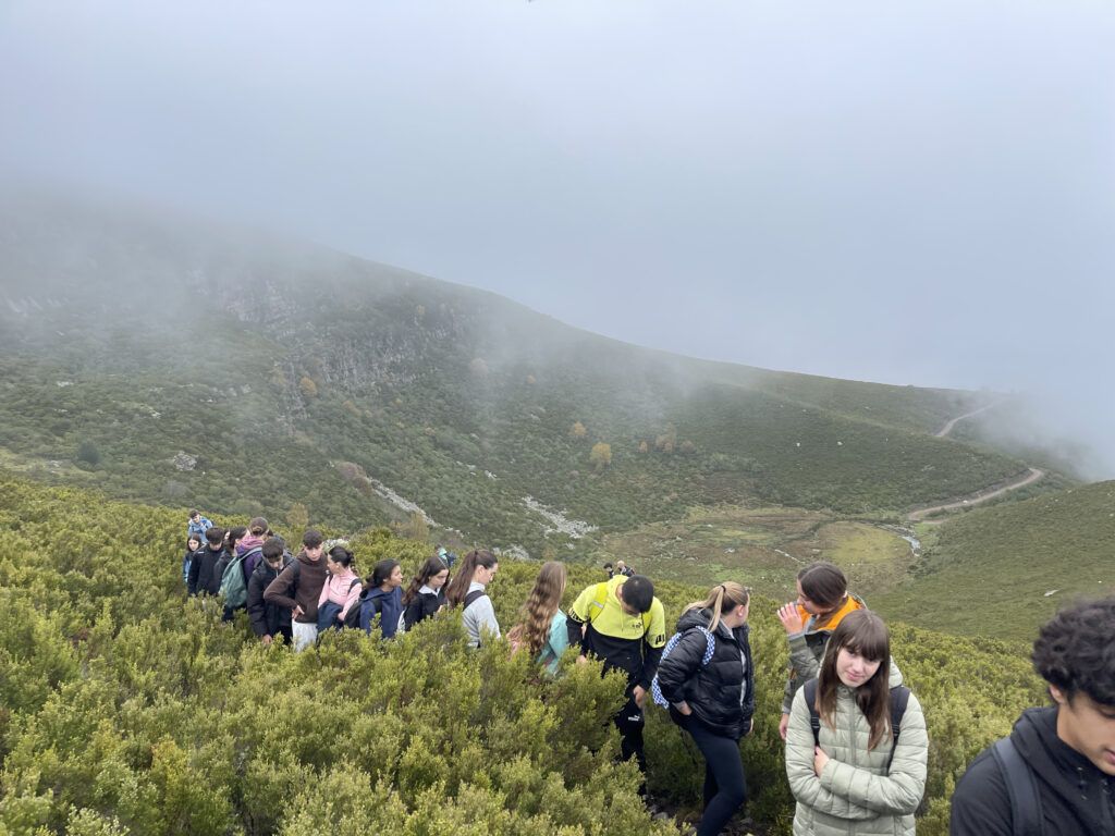 Alumnos de Bachillerato realizan una inmersión en un circo glaciar de Campoo