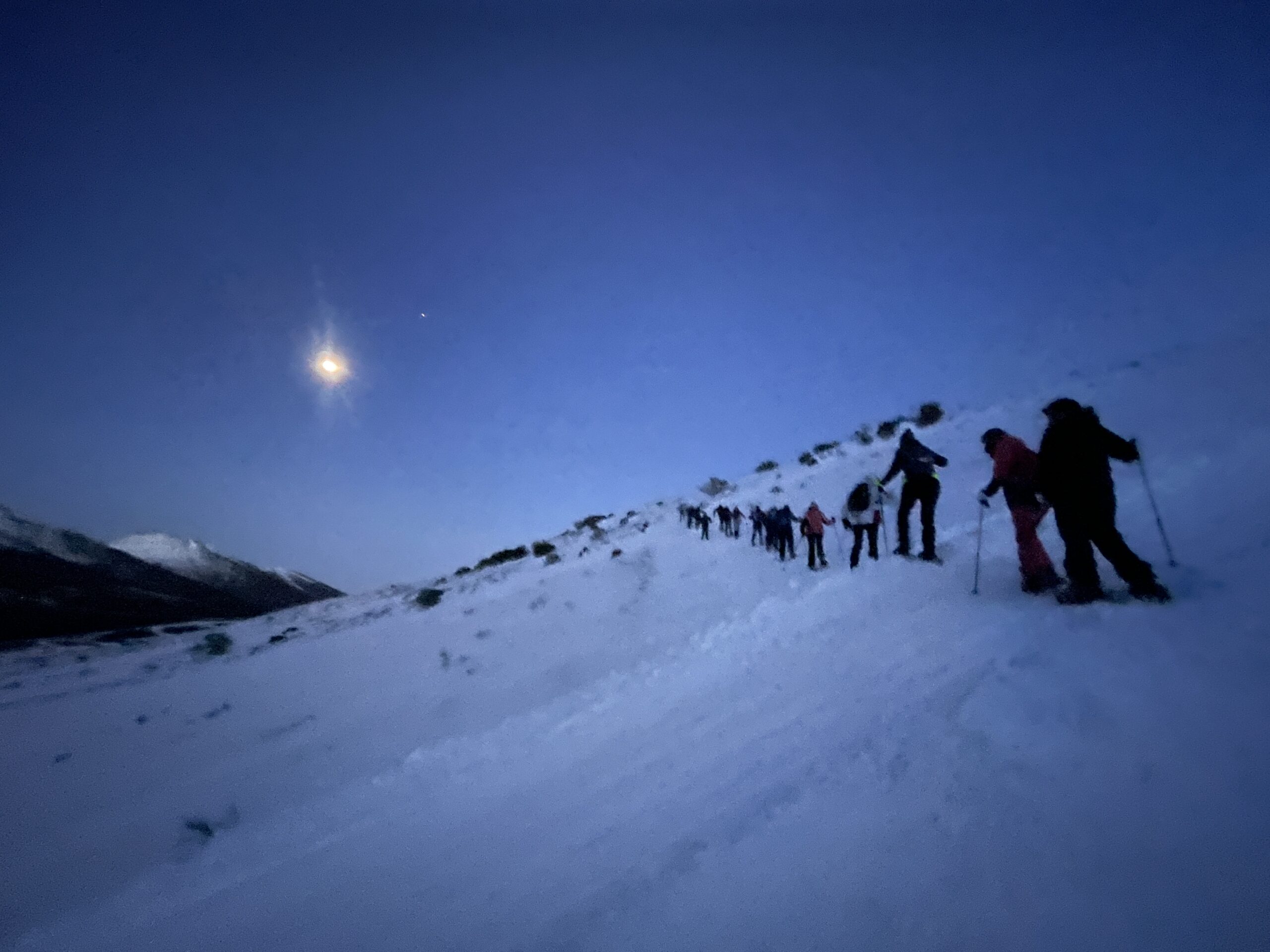 Raquetas de nieve con luna llena en Cantabria