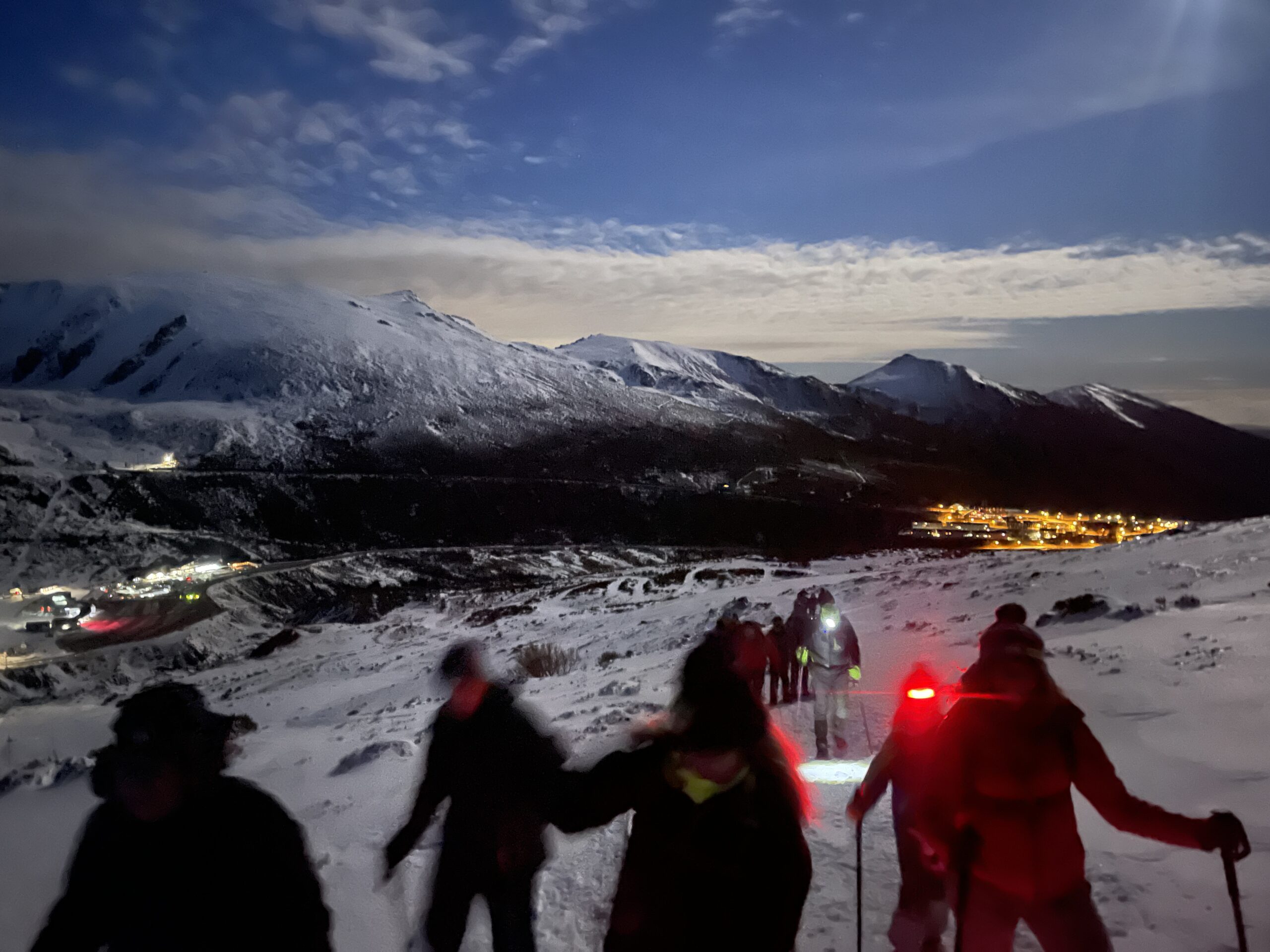 Raquetas de nieve con luna llena en Cantabria