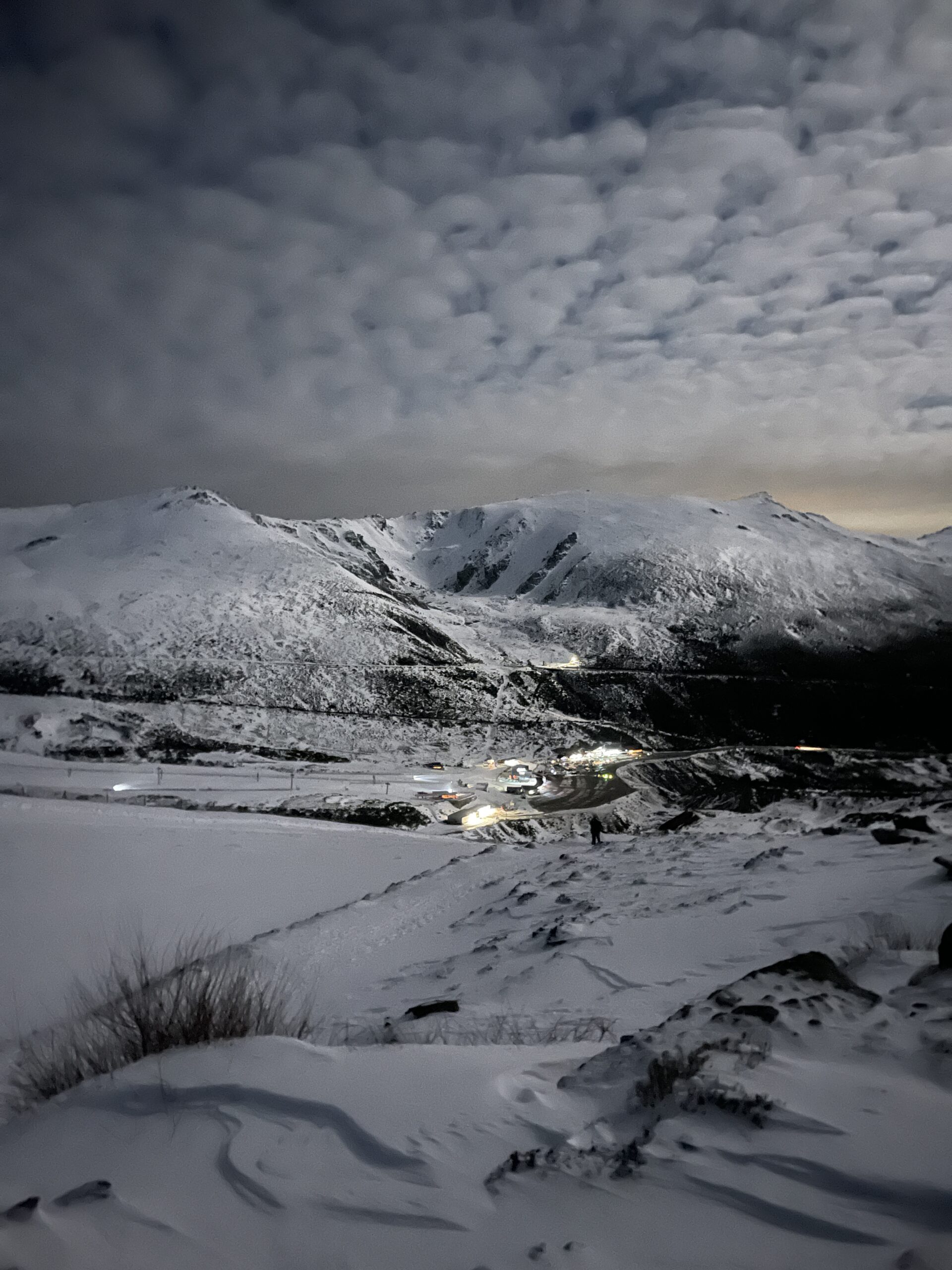Raquetas de nieve con luna llena en Cantabria