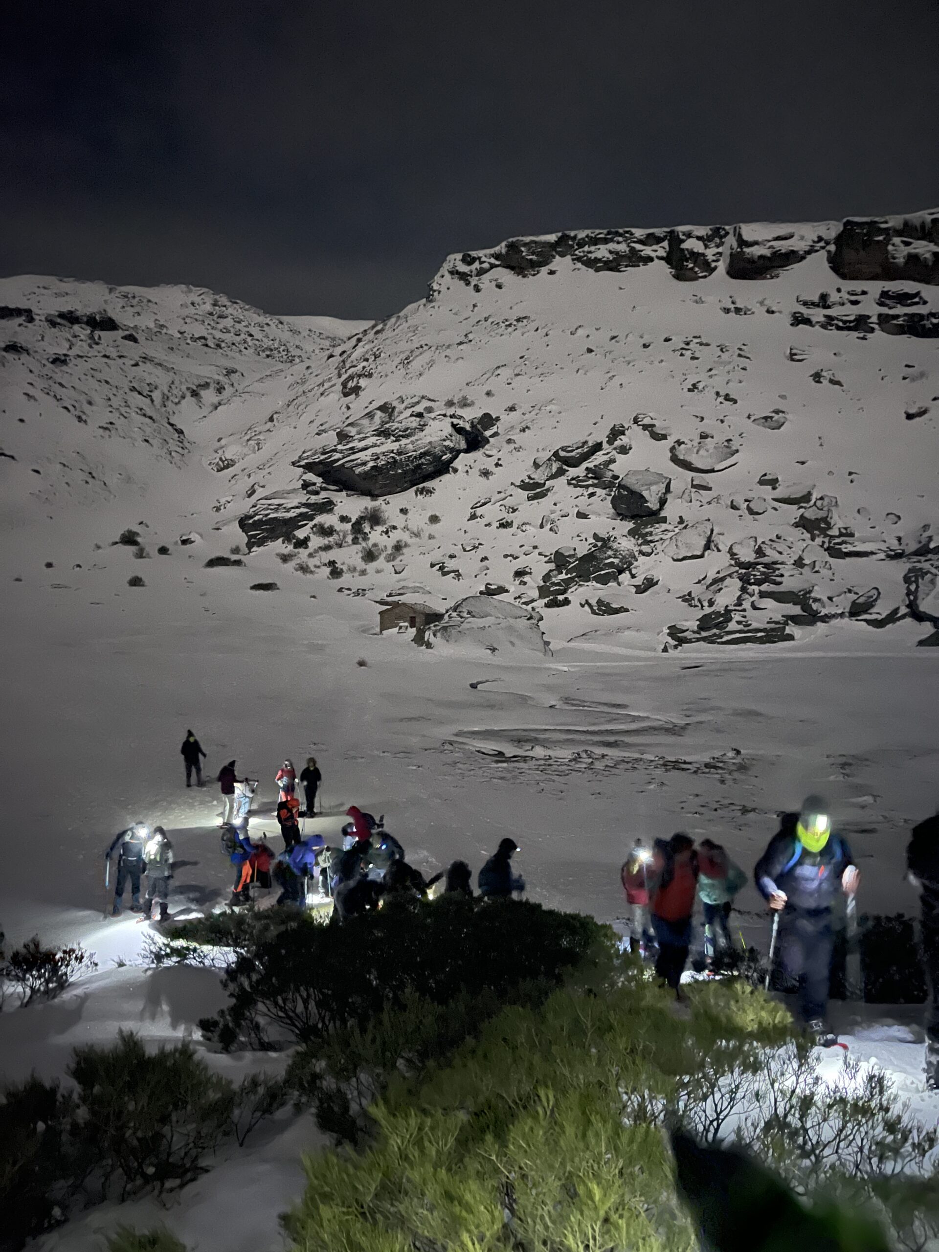 Raquetas de nieve con luna llena en Cantabria