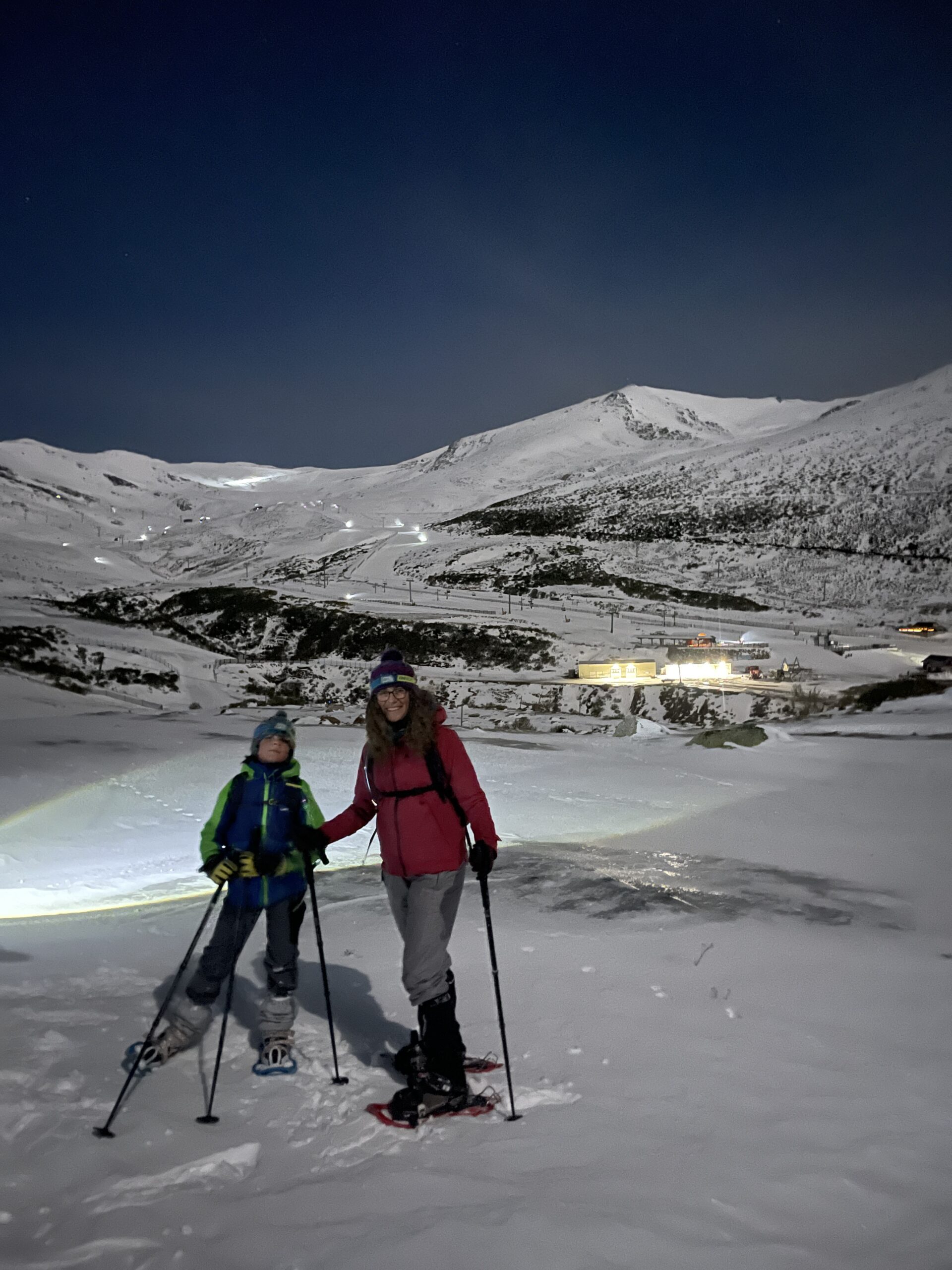 Raquetas de nieve con luna llena en Cantabria